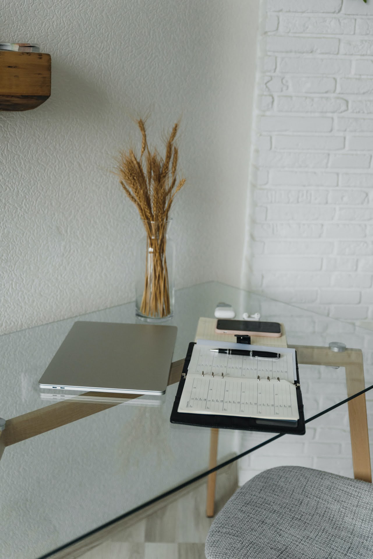 Étagère en Verre sur Mesure : maximiser l’espace avec panache ! 1 bureau en verre